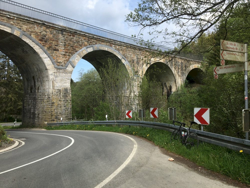 Aussicht auf die alte Viadukt Bahnbrücke am Vennradweg in der Nähe von Monschau