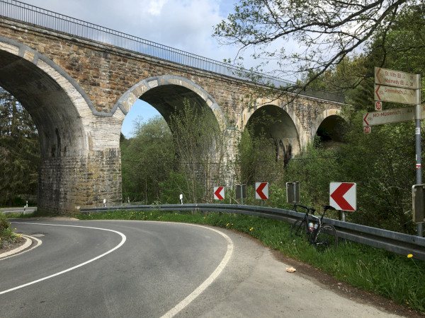 Aussicht auf die alte Viadukt Bahnbrücke am Vennradweg in der Nähe von Monschau