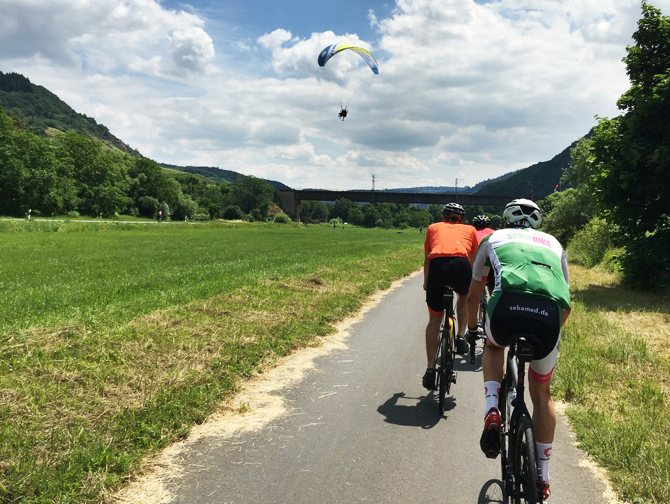 Paraglider in der Nähe von Bremm